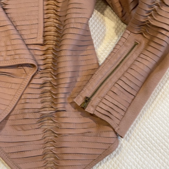 GILI pieces leather jacket. Hook closure. Mauve color. Size 12. Zipper sleeve. - Picture 2 of 8